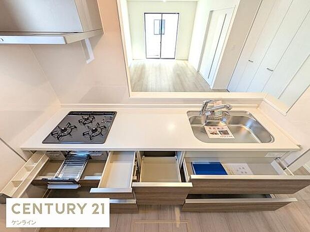 大型スライド収納付き、片付けやすいキッチンです。床下収納もあります。