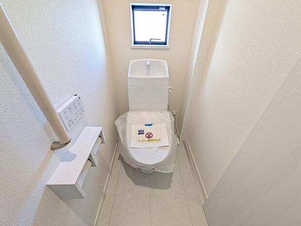 窓のある明るいトイレ