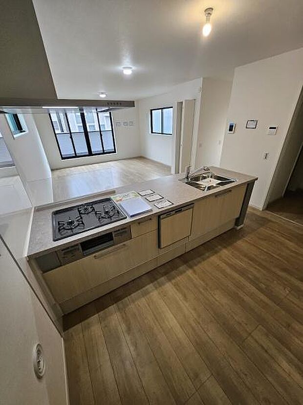 ダイニングとの空間のつながりが、スペースのゆとりを生み出します♪