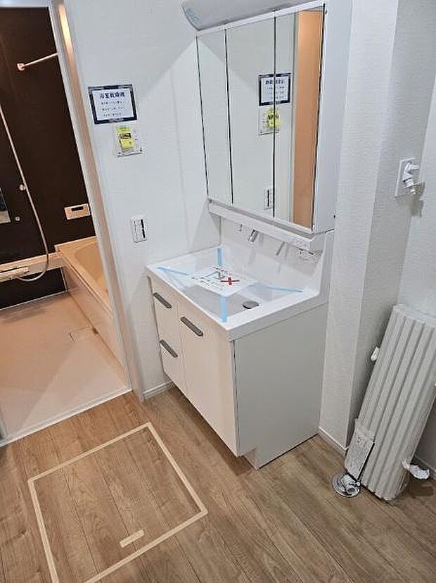 一日の始まりの朝、歯磨きをしたりメイクや髪をセットしたり・・・使いやすさが考えられた3面鏡です♪シャワー付水栓で洗面台でのシャンプーや毎日の掃除に大変便利ですね♪