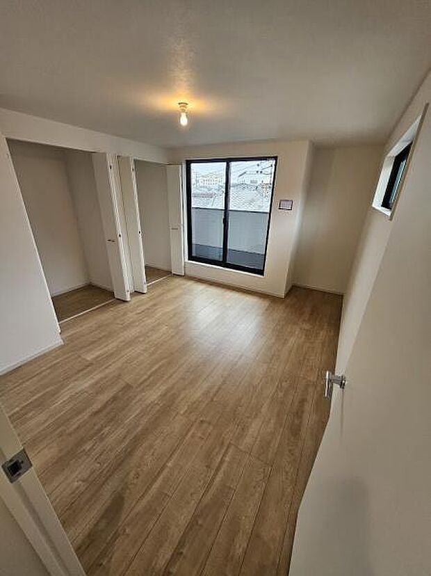 明るい陽射しが射し込む心地良い空間です♪