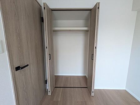 各居室に収納スペースも充実していて、お部屋もスッキリ片付けられ、季節ごとの入れ替えも不要になりそうです♪
