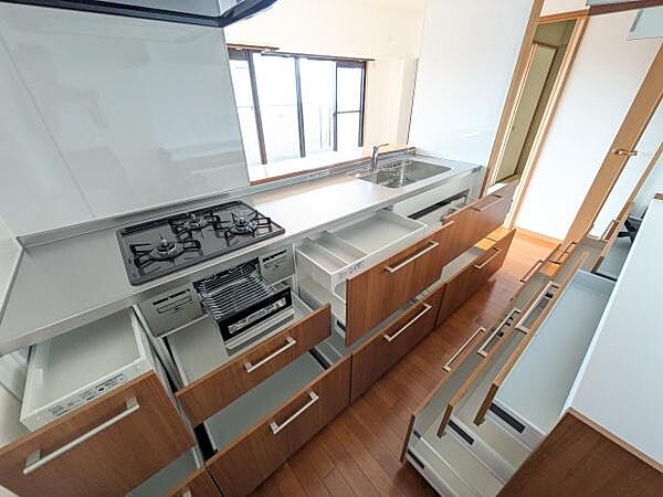 機能的に設計されたシステムキッチンで、調理・収納・作業動線に配慮した快適な住まいを実現します。