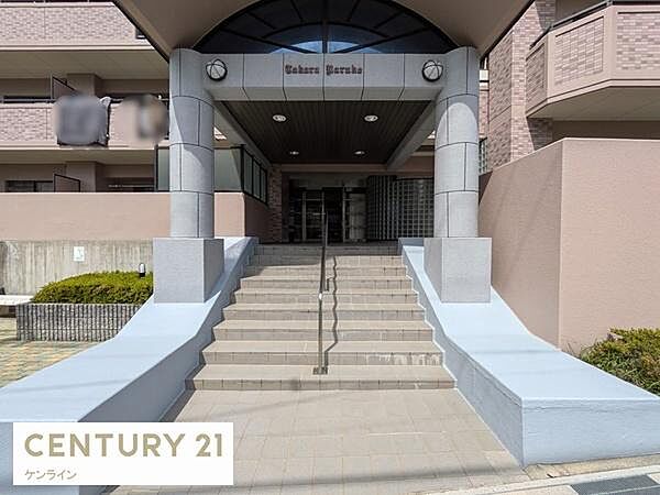 住まう方やゲストを迎える、管理の行き届いたマンションエントランス。落ち着きのある空間が上質な暮らしを演出します。