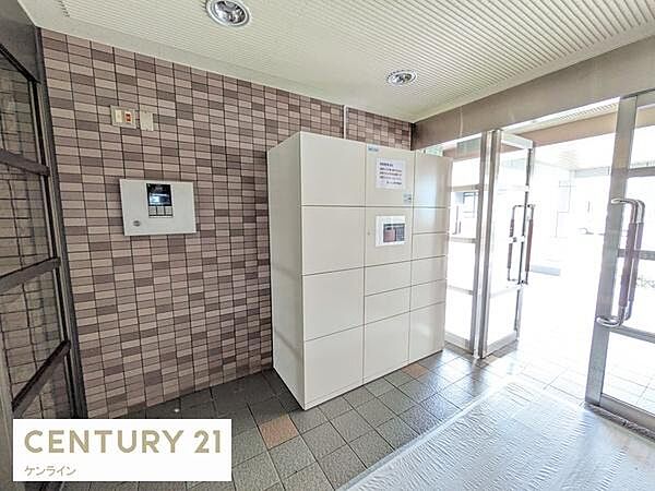 不在時や手が離せない時間帯でも荷物を受け取れる宅配ポストを完備しており、日々の暮らしを快適にサポートします。
