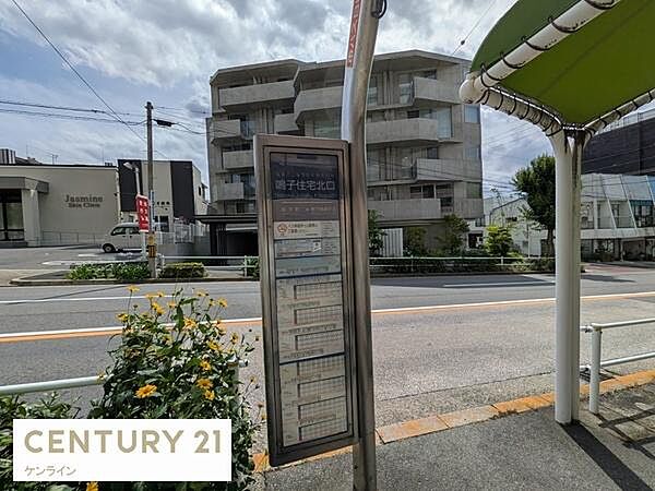 バス停　鳴子住宅北口　エントランスを出てすぐにバス停があり便利環境です！