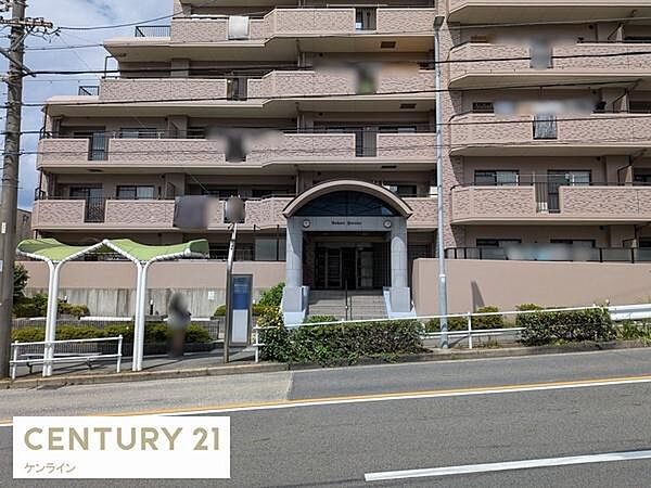 広々とした5LDKの間取りは、成長期のお子様がいるファミリーに最適。駅近でありながら、落ち着いた暮らしを叶えます。