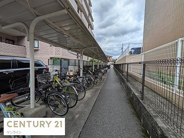 雨天時も使いやすい屋根付き駐輪スペースを確保しています。