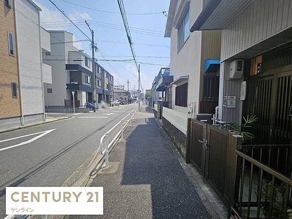 東側公道約9.0ｍ接道約4.2ｍ歩車分離設計により、小さなお子様やご高齢の方にも安心の環境です。
