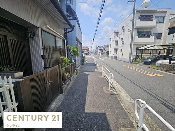 東側公道約9.0ｍ接道約4.2ｍ歩道と車道が分離されており、安全性に配慮された住環境です。