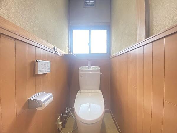 窓があるので、外からの明るい日差しを取り込めます。 空気の入替えもできて、もしもの停電の時も、昼間は不自由せずトイレが使えて安心です。シンプルな内装で清潔感が感じられます。【令和5年9月：トイレ取替】