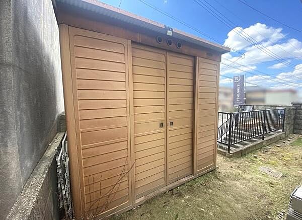 庭のお手入れに使用する道具などにも活躍しそうな大きめの物置。