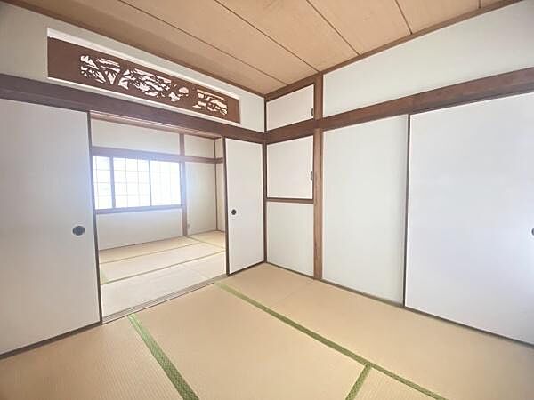 障子からやわらかな光が差し込む落ち着いた雰囲気の和室約6帖。ふすまや欄間のデザインも印象的で空間全体に統一感があります。様々な用途にお使いいただける和室。畳、障子・・・和の趣を感じる内装です。