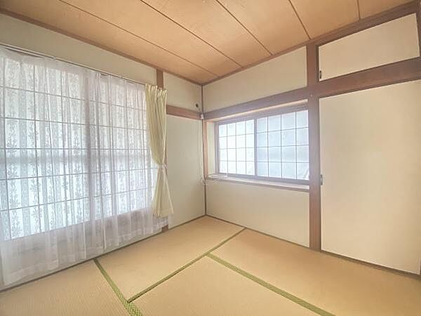 障子窓からやわらかな光が差し込み落ち着いた雰囲気の和室です。畳の上でゆったりと過ごせます。収納スペースも備えており使い勝手も考えられています。自然な雰囲気を感じられる一室です。ベランダに面しています。