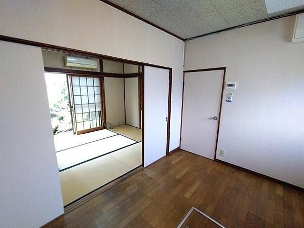 木目調のフローリングが印象的なDK約5.2帖と、畳のコントラストが印象的なお部屋です。引き戸で和室とDKを仕切ることができ用途に応じて使い分けが可能です。自然光が入りやすく室内が明るく感じられます。