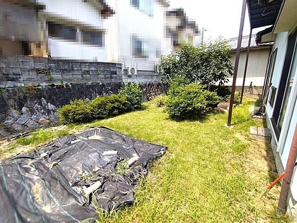 庭の広さを感じられる屋外空間です。草木が程よく配置されており綺麗に保たれた景観。日当たりも良く様々な楽しみ方ができそう。建物との距離も程良く取られています。家庭菜園やガーデニングなども楽しめそうです。