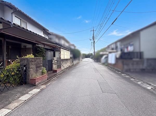 前面道路は、北側に公道幅員約6.2m。