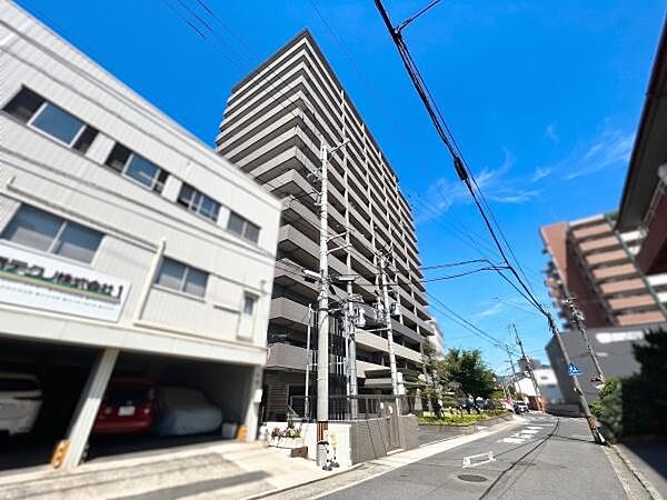 広島市中心部へのアクセスも良好な長束エリア。生活利便施設が徒歩圏内に充実した住みやすい環境です。