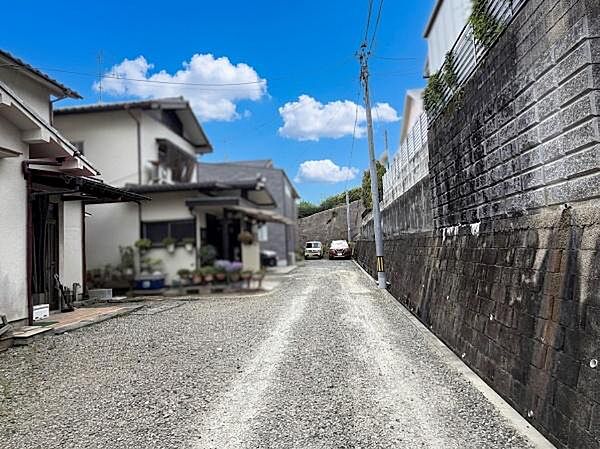 北西側に幅員約3mの私道があります。