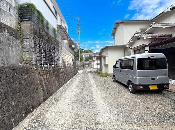 西側から見た前面道路の様子です。
