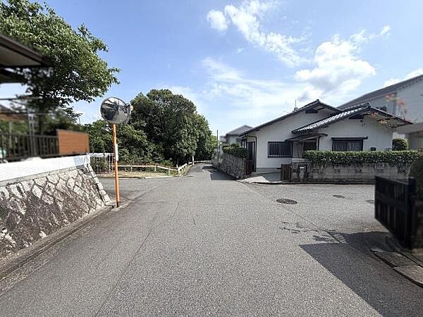 見通しの良い交差点付近に位置し、カーブミラーも設置済み。車の出し入れがしやすい環境です。