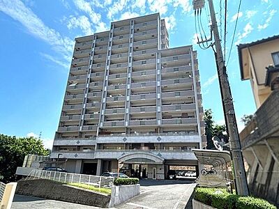 外観：広々とした敷地に建ち、堂々とした外観が特徴のマンションです。太田川のせせらぎを一望でき、空が広く感じられ解放的なバルコニーからの眺めも良好。現在内装全面リフォーム中です。（2026年9月末完工予定）