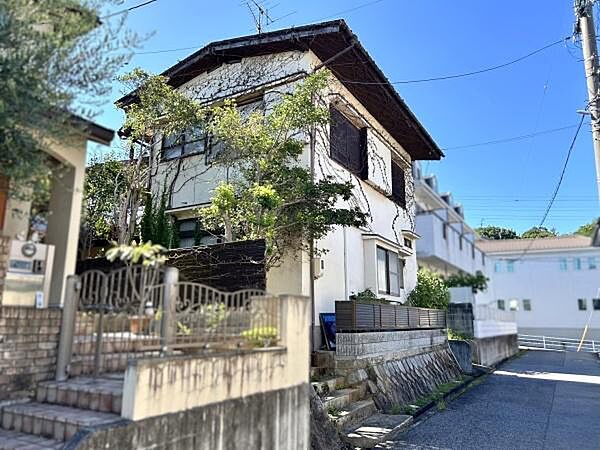 現地土地写真から前面道路に面した立地で接道状況が確認できます。周辺には住宅が並び整った街並みの中に位置しています。敷地の形状や高さも写真で把握しやすく建物の状態も現状を把握できます。