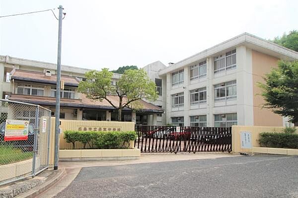 広島市立長束中学校まで850m、広島市立長束中学校まで徒歩11分