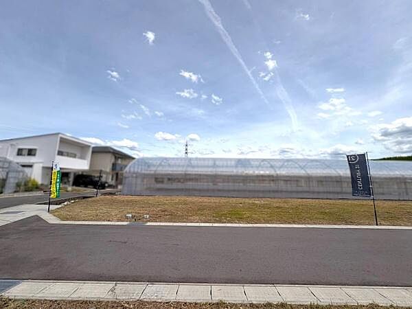 周囲には住宅や温室があり落ち着いた雰囲気が感じられます。前面道路も幅広くお車での出入りがしやすい区画となっています。生活施設も近隣にあり便利なエリアです。