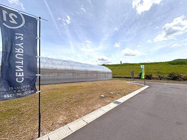 現地土地写真から広々とした敷地が印象的です。陽当たりも良好で開放感のある立地となっております。道路へのアクセスがしやすく周囲の景色も穏やかな雰囲気です。お好みに合わせたご活用が可能な現地土地写真です。