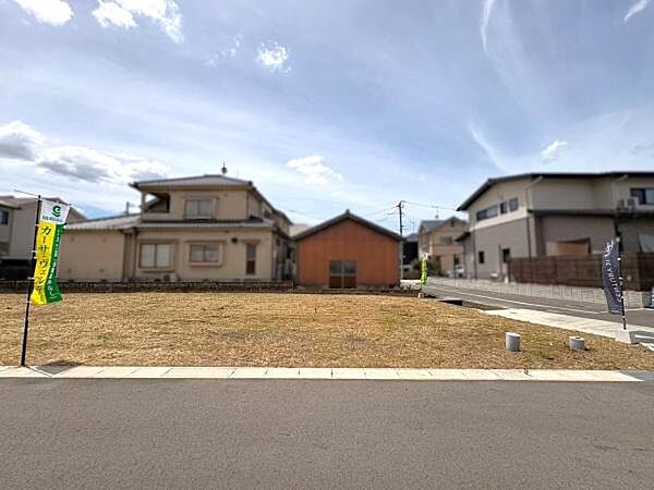 道路に面した整形地で周囲には住宅が建ち並ぶエリアです。前面道路は幅が広く出入りがしやすい印象です。土地の形状が整っているため建築プランが立てやすい区画です。敷地周辺は開放的で視界も広がります。