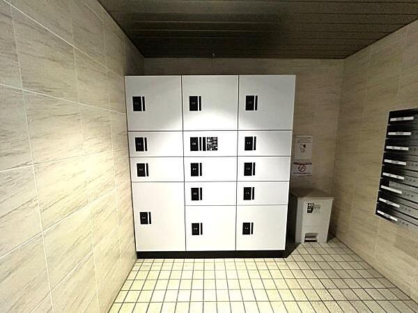 明るく清潔感のある共用部に設置された宅配ボックスは便利にご利用いただけます。ホワイトカラーが空間に調和しモダンな印象を与えます。効率的な宅配受取環境が魅力です。使いやすい設計がポイントです。