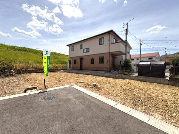 前面道路がしっかりと舗装されておりお車の出入りもスムーズに行えます。周囲に視界を妨げるものが少なく開放感が感じられます。敷地は整った形状で様々な用途にご検討いただけます。