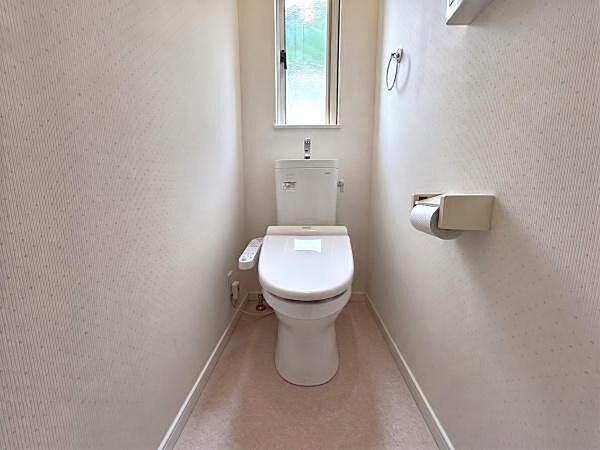 窓付きで明るい雰囲気のトイレです。すっきりとした空間で清潔感があります。温水洗浄便座が設置されているのも特徴です。