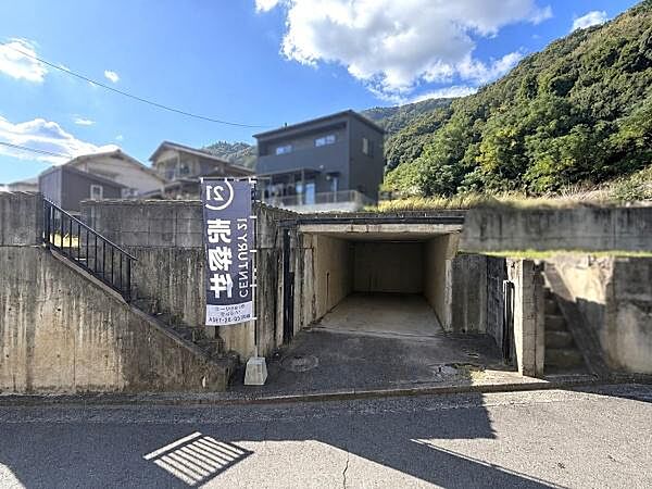 自然豊かな環境に位置する土地です。広がりのある敷地で様々な使い方が可能です。道路に面した利便性の高い立地です。階段付きで敷地内へのアクセスがスムーズです。ガレージスペースも備えています。