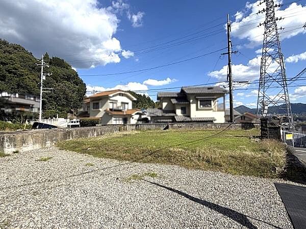 空が大きく開けており、周囲には戸建が建ち並び落ち着いた環境です。第二種中高層住居専用地域のため、建築自由度が高く、敷地面積を活かして理想のマイホームを実現しやすい土地です。