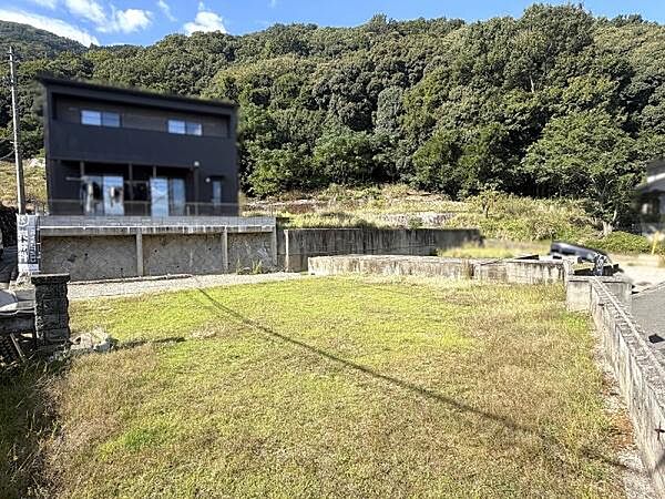 開放感のある現地です。周囲は緑豊かな環境に囲まれ陽当たりも良好です。第二種中高層住居専用地域のため、様々な用途に対応できます。ゆったりとした敷地が特徴的です。