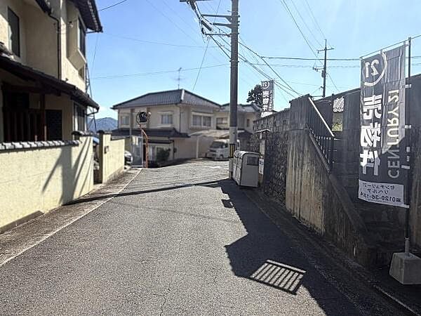 前面道路が舗装されており周辺は落ち着いた住宅街の雰囲気です。電柱や標識も整備され安心して通行できそうです。道路幅も十分に確保されていて車の出入りにも便利です。日当たりもしっかり確保されています。