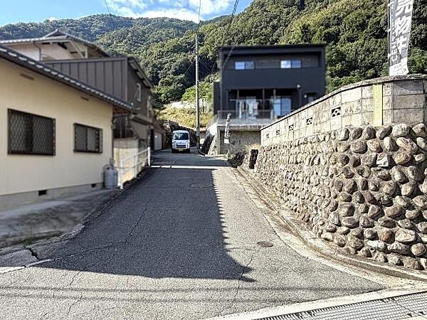 前面道路は見通しがよく車の出入りがしやすい道幅です。周囲には自然豊かな環境が広がっています。現地は石積みの塀が印象的でしっかりとした街並みが感じられます。静かな住宅街の一角に位置しています。