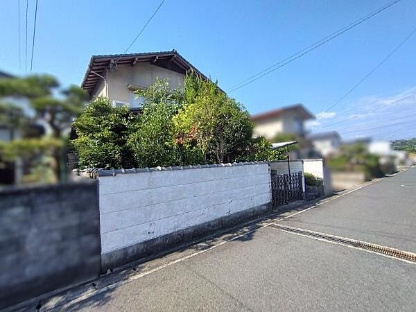 周辺には戸建が建ち並び、静かで落ち着いた雰囲気があります。