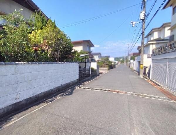 高低差の少ない前面道路のため、車の出し入れもスムーズ。