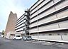 駐車場：建物のすぐ近くに駐車スペースが確保されています。広々とした駐車場でゆとりのある車の出し入れが可能。アスファルト舗装されており雨の日でも足元が安心です。複数台分のスペースが整然と並んでいます。