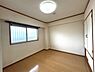 洋室：大きな窓があり明るい洋室。シンプルな内装で使いやすい空間。収納スペースもありお部屋がすっきりと保てます。落ち着いた色調、木目調の床が落ち着いた雰囲気を演出。プライバシーを保てる独立した洋室です。