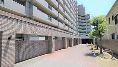 外観:3LDKの鉄筋鉄骨コンクリート造の中古マンションです。徒歩圏内に生活に便利な商業施設があり便利な立地にあります。 外観:3LDKの鉄筋鉄骨コンクリート造の中古マンションです。徒歩圏内に生活に便利な商業施設があり便利な立地にあります。