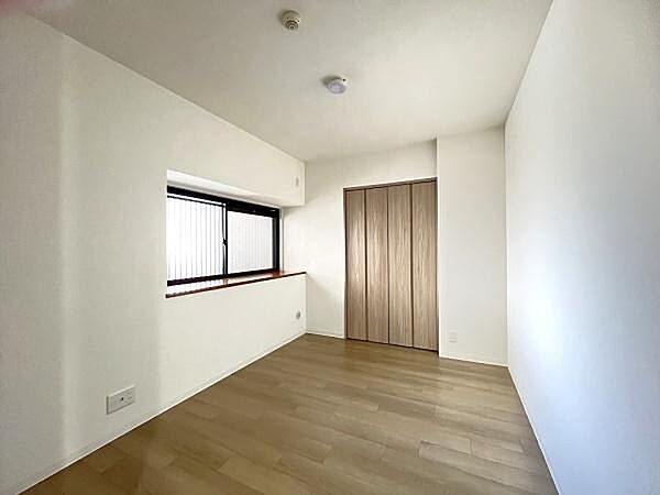 明るくシンプルな内装の洋室。スッキリとした壁面、住む人に嬉しい収納力が備わったクローゼット。フローリングの質感が落ち着いた雰囲気を演出。令和7年5月：全居室フローリング・クロス張替。
