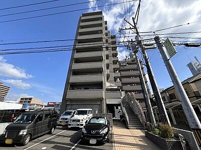 外観:広々とした敷地に建つ堂々とした外観が特徴のマンションです。空が広く感じられる解放感ある立地となっています。 外観:広々とした敷地に建つ堂々とした外観が特徴のマンションです。空が広く感じられる解放感ある立地となっています。