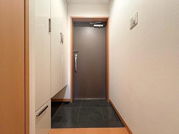 玄関はシンプルで使いやすいデザインです。収納スペースがしっかり確保されています。床材はお手入れがしやすそうです。落ち着いた雰囲気の玄関です。無駄のないつくりになっています。