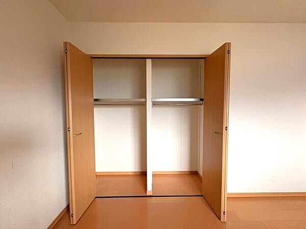 左右に分かれたクローゼットで衣類や小物を効率的に収納できます。シンプルなデザインが空間をすっきりと見せてくれます。広々としたスペースで整理整頓がしやすい収納です。