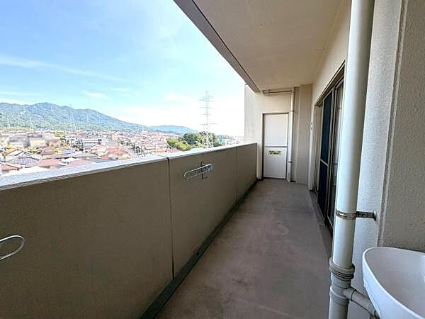 ゆったりとした広さのバルコニーが魅力的です。高層階からの眺めが開放感を感じさせます。洗濯物を干すスペースも十分に確保されています。水栓も備わっており便利です。高い位置から街並みや山並みが見渡せます。