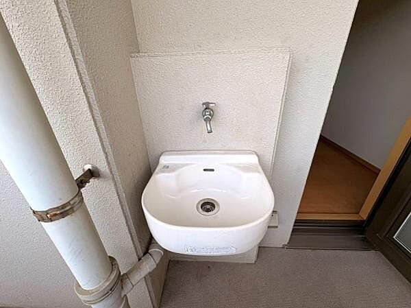 バルコニーに専用の水栓とシンクが設置されていますので便利にご利用いただけます。通気性の良い環境でご活用いただけるスペースとなっています。水仕事にも配慮された設計です。